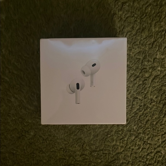 Apple AirPods With MagSafe Charging Case